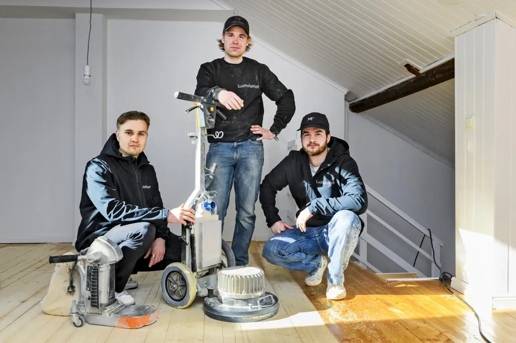 Kolme nuorta yrittäjää Turun Sanomien artikkelissa